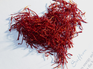 loose safffron arranged in the shape of a heart with the word saffron